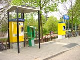 Beeldvergroting: Stationnetje met twee kaartenautomaten, zonder telefooncel