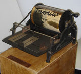 Beeldvergroting: Stencilmachine, waarop in de Tweede Wereldoorlog het illegale Trouw werd gedrukt