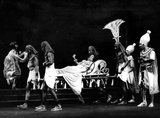 Beeldvergroting: 1963: Antonius en Cleopatra van William Shakespeare door De Nederlandse Comedie. Derde van links: Hans van Mechelen.